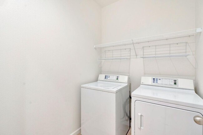 Building Photo - MOVE IN READY!! 3 BEDROOM 2 BATH HOME