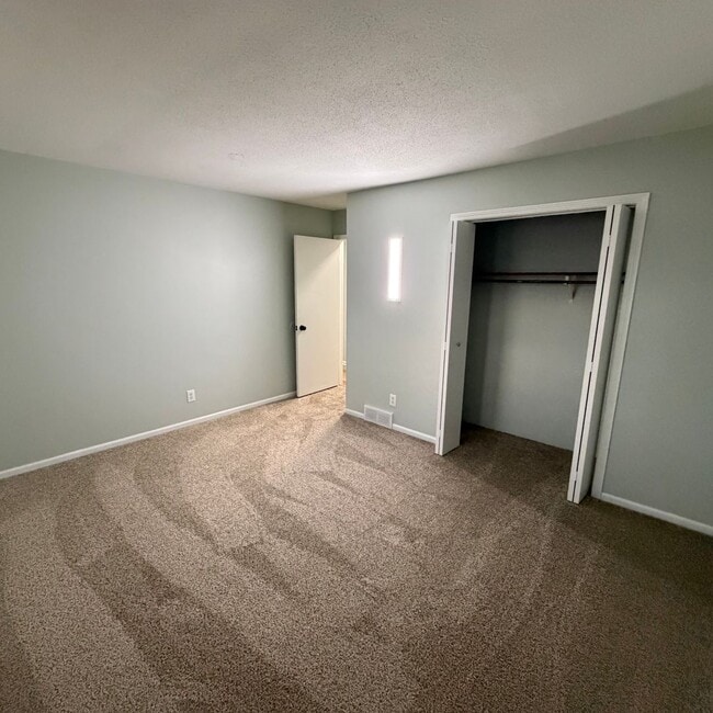 Building Photo - Remodeled Two bedroom duplex in Kellogsville School District!