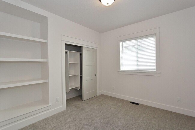 Building Photo - Immaculate Single-Level Patio Home