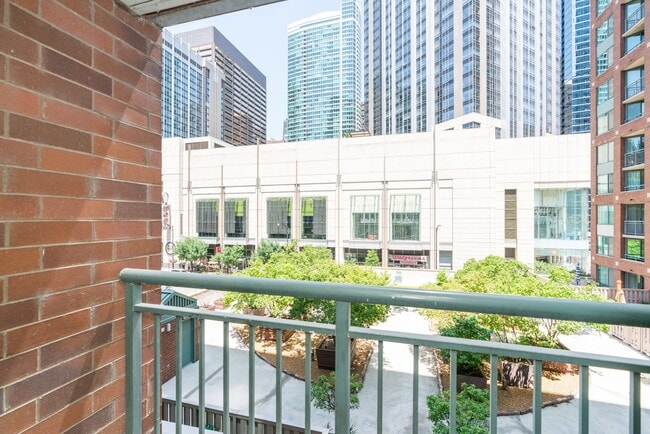 Building Photo - 480 N McClurg Ct