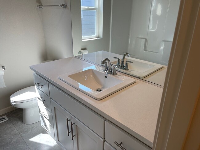 Building Photo - Stylish & Comfortable Living with Fireplace, Island Kitchen, and Private Suite, parks and playgro...