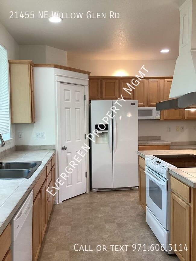Building Photo - Beautifully remodeled 3-bedroom, 2.5-bathr...