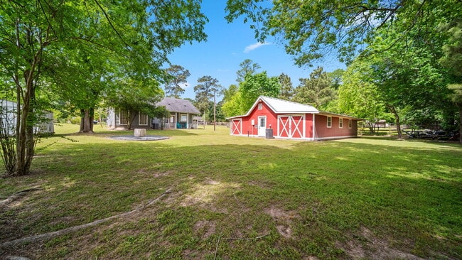Building Photo - Private acre property, the charm you have been looking for. This is a place to call home!