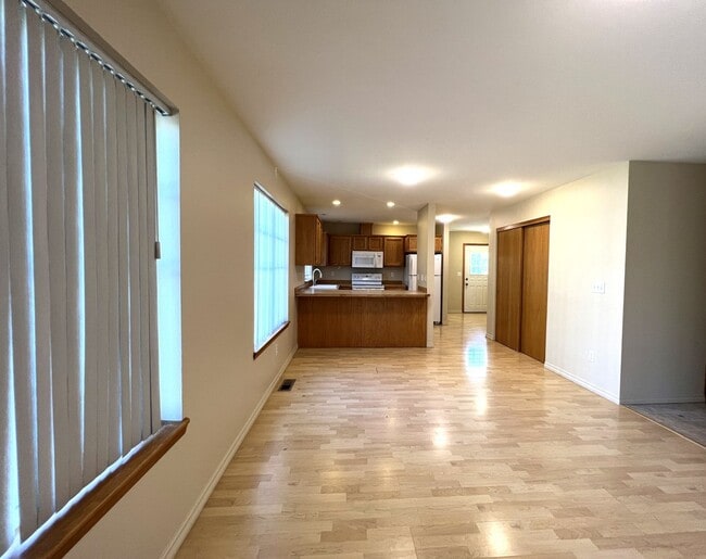 Building Photo - Spacious Craftsman Style Home - Pet Friendly!
