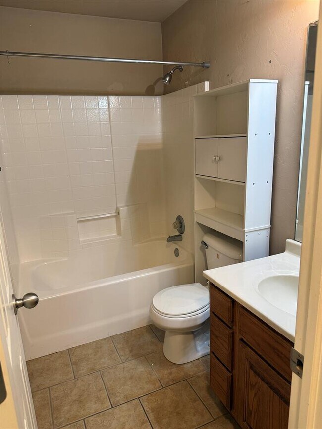 Building Photo - 400 S Castle Ridge Ln