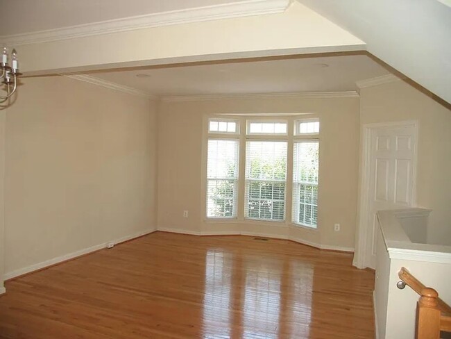Building Photo - Beautiful townhome - 4BR, 2.5 Ba in a grea...