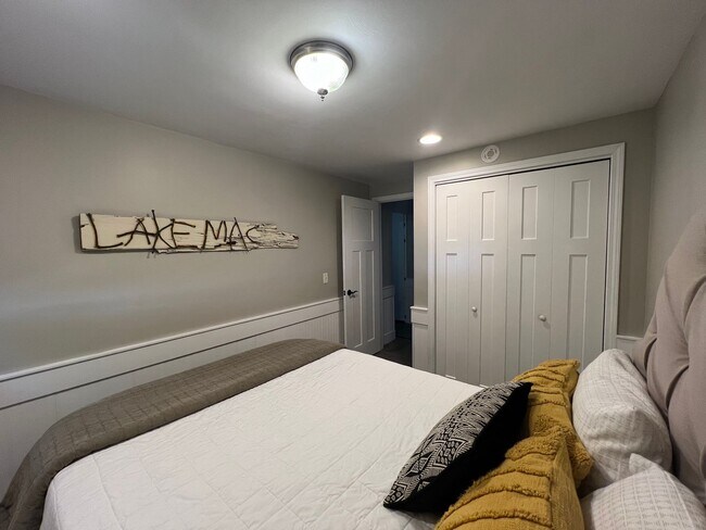 Building Photo - Cozy 4 Bedroom Home on Lakefront (Fully Furnished)