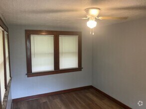 Building Photo - House with conforming 3rd room!!