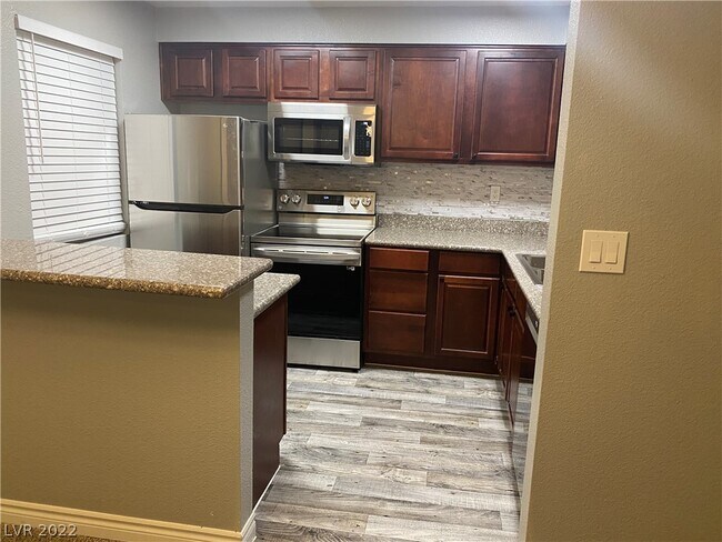 Building Photo - 5332 River Glen Dr