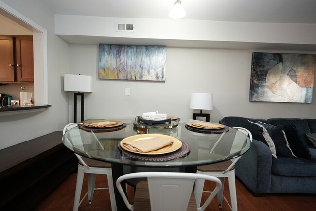 Primary Photo - Amazing 2 beds 2 baths in Commonwealth Park