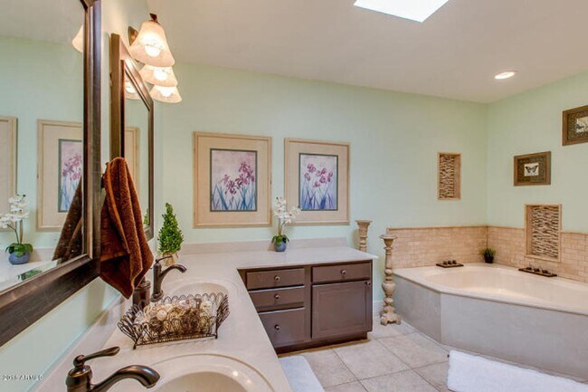 Building Photo - SFH 4-2