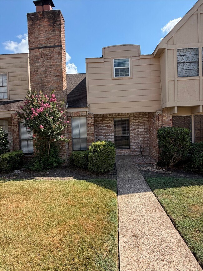 Building Photo - 3010 Bee Cave Dr