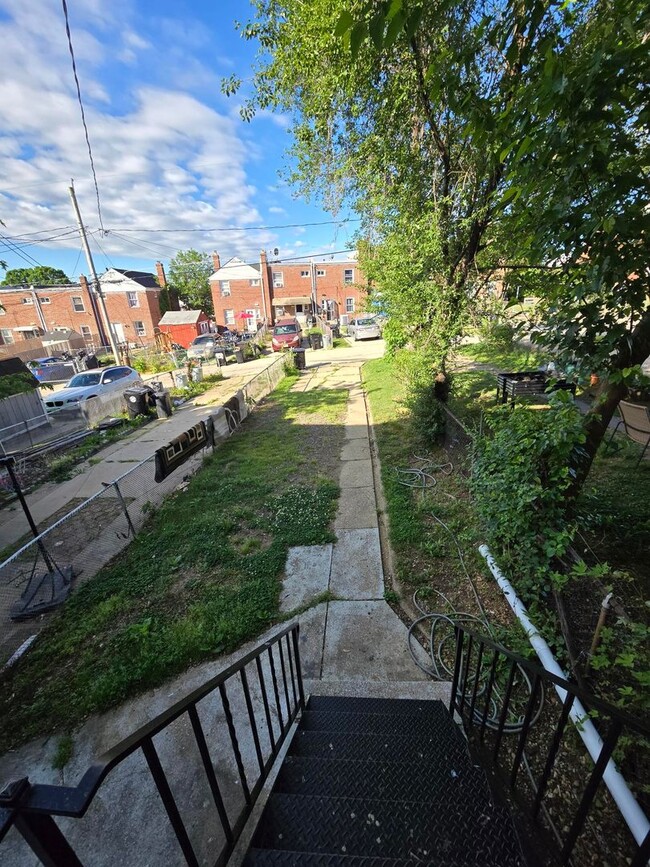 Building Photo - 942 Elton Ave