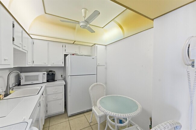 Building Photo - 3675 N Country Club Dr