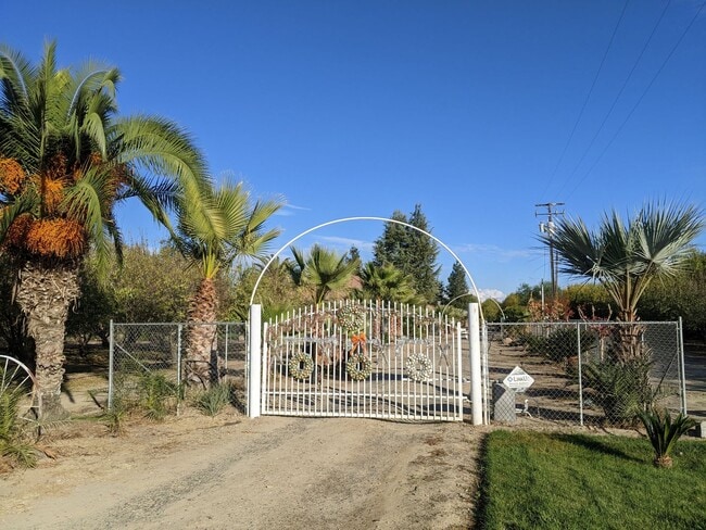 Building Photo - Large custom rural home offering wonderful...