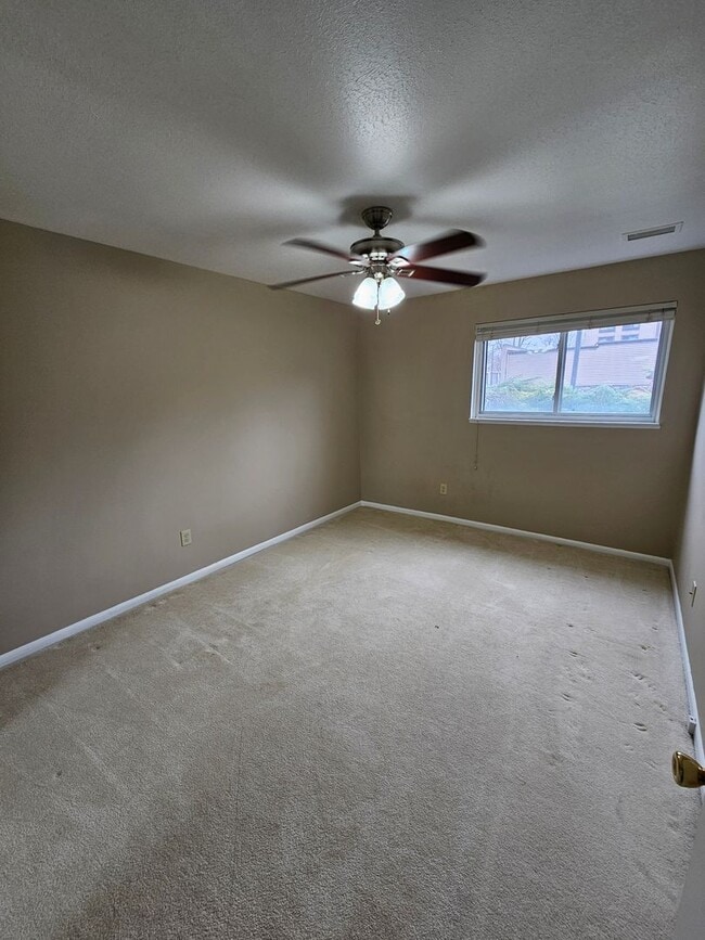 Building Photo - Beautiful 2 Bedroom Juniper Hills Condo For Rent