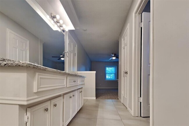 Building Photo - 2206 Lakeville Dr