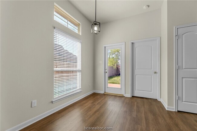 Building Photo - 240 Fieldstone Pl