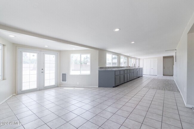 Building Photo - 40 E Balboa Dr