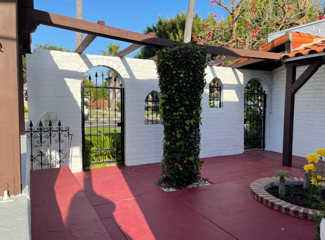 Front courtyard view toward street - 4231 Chase Ave