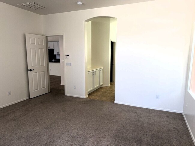 Building Photo - 4 BEDROOM HOME IN LITCHFIELD MANOR WITH 3 ...