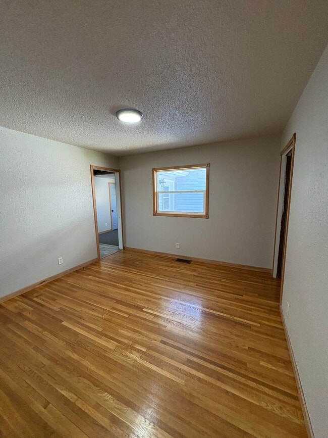 Building Photo - 4 Bedroom Home