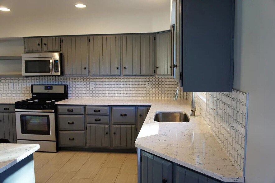 Building Photo - 4213 Riverview Dr
