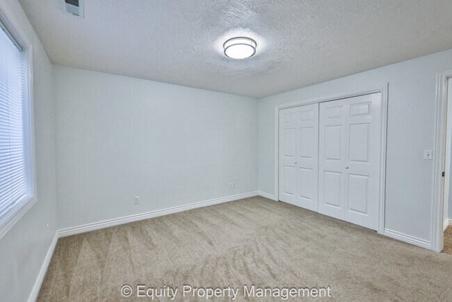 Building Photo - 10787 N 5800 W St