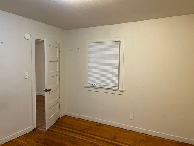 Building Photo - Cute Duplex Close to Shopping