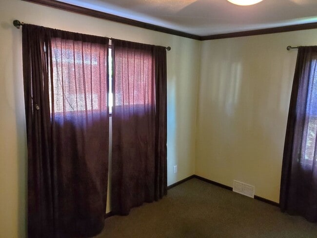 Building Photo - Charming 4 BR/ 2 BA North Spokane Home