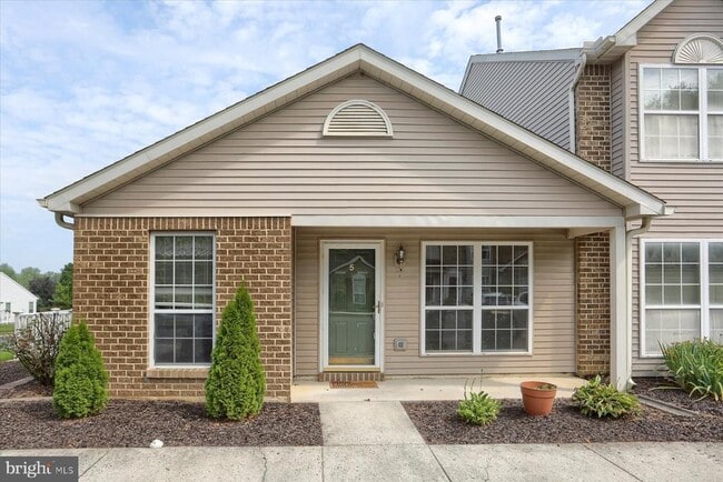 Building Photo - 5 Eastwick Ct