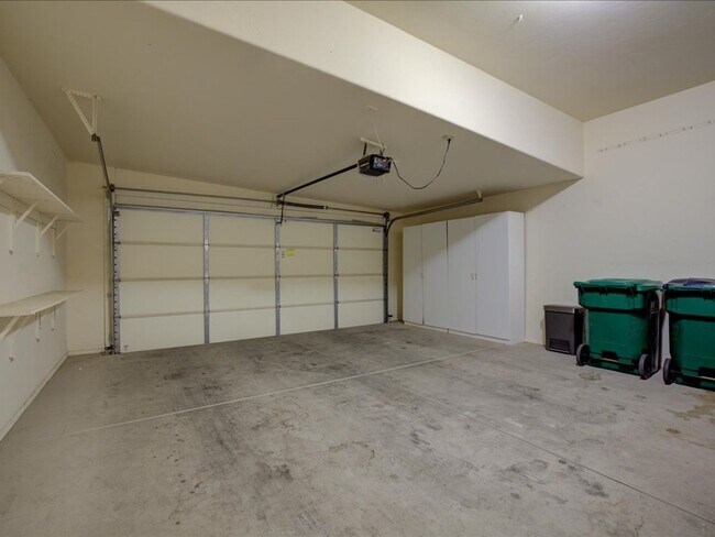 Building Photo - 3 Bedroom 2 Bathroom + Den   Gated Communi...