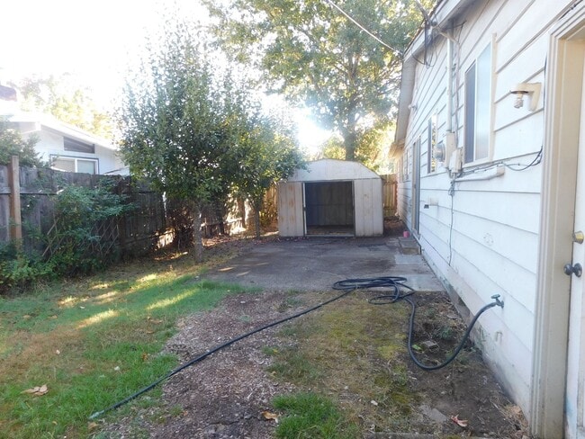 Building Photo - Spacious 3/Bedroom-1-1/2Bathroom Home In F...