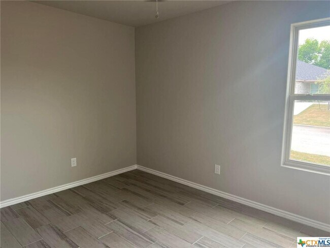 Building Photo - 333 Arnold Dr