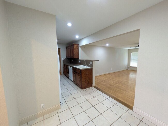 Building Photo - 5031 Simpson Ave