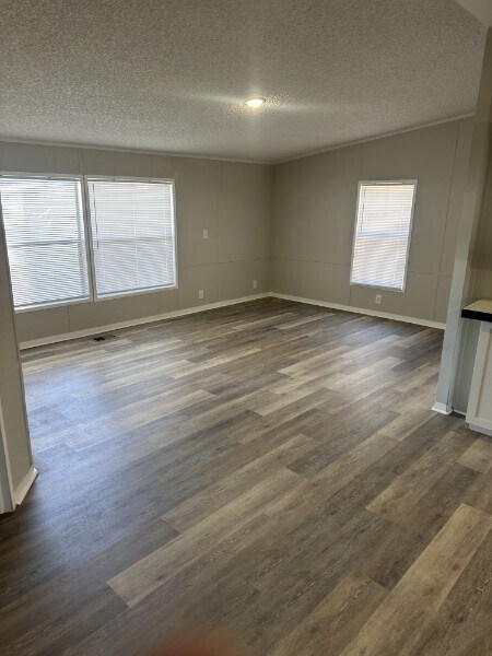 Building Photo - 1221 N Valrico Rd