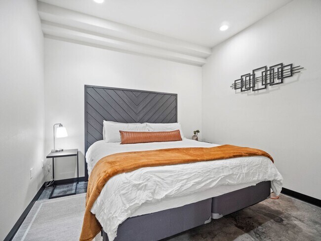 Building Photo - 3003 E 30th Ave