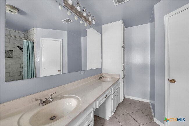 Building Photo - 2807 Bermuda Dr