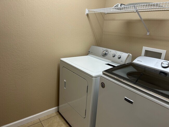 Building Photo - 3 Bedroom/2.5 Bath Home Kingsport, TN