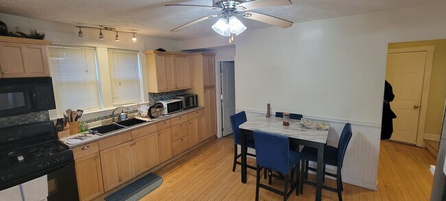 Building Photo - Alsace St #204 Manchester NH