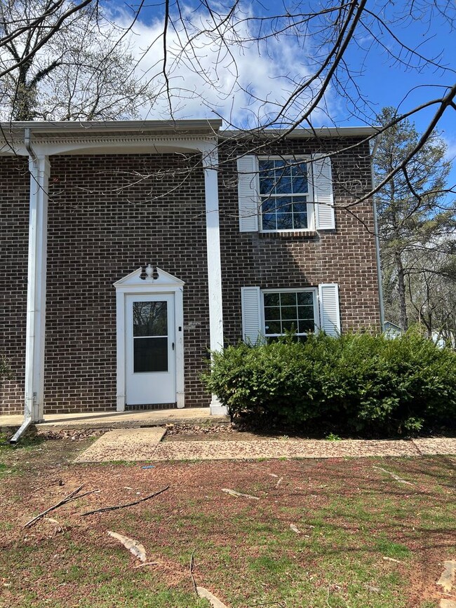 Building Photo - 3 Bedroom Townhouse in Carlisle