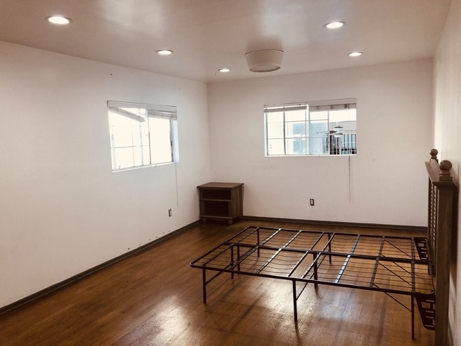 Building Photo - 1128 Irolo St