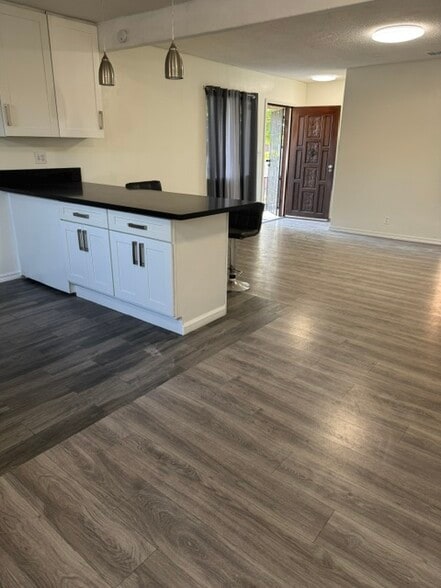 Building Photo - 8420 Rincon Ave