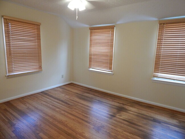 Building Photo - NICELY UPDATED DUPLEX NEAR METRO