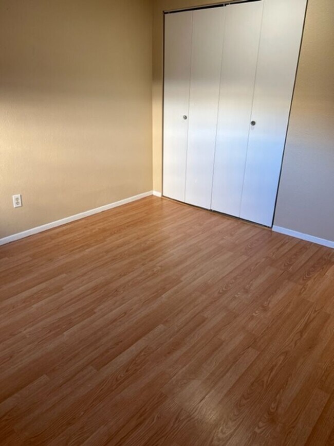 Building Photo - Two bedroom Condo on Westside!! 1 MONTH FREE