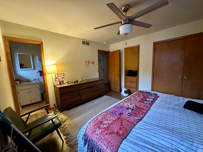 Building Photo - 1708 Pleasant St