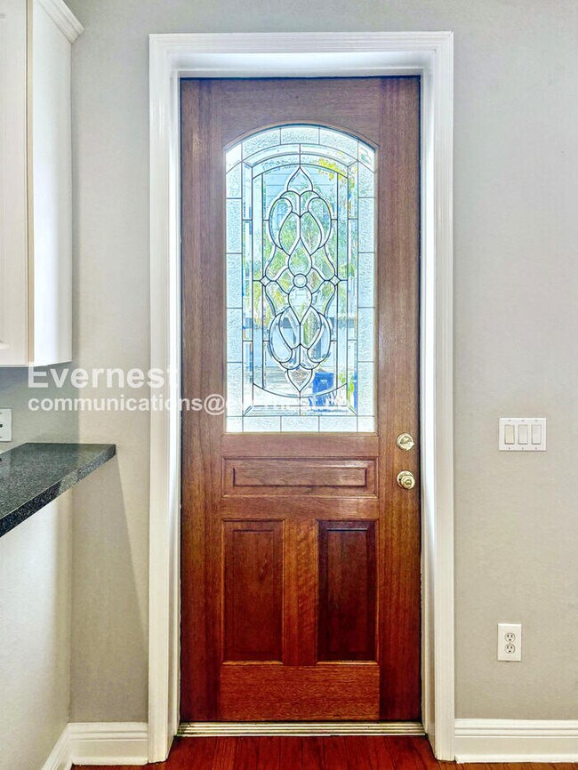 Building Photo - 3 Bed, 2.5 Bath Home with 2-Car Garage and In-Unit Laundry | Water Included!