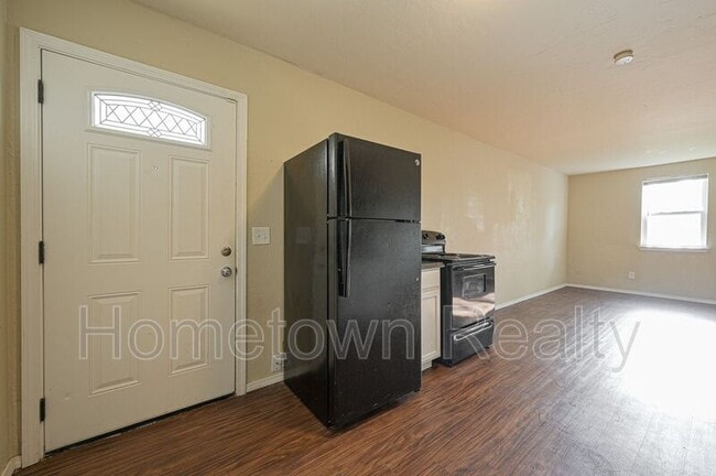 Building Photo - 135.5 E Himes St