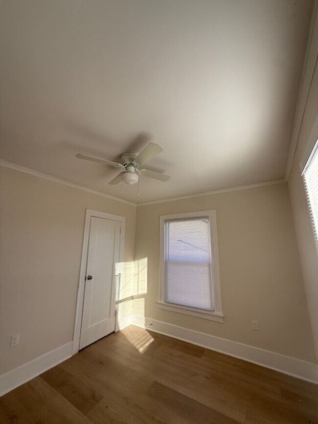 Building Photo - 2+1 w/all appliances + garage in central L...