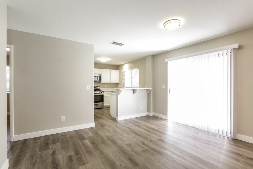 Building Photo - 2446 Cliffwood Dr